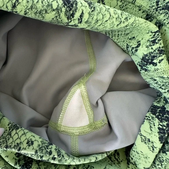 Alo Yoga High-Waist Vapor Green Snakeskin Leggings - Picture 8 of 9